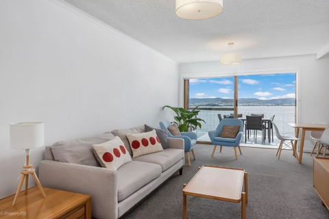 Sandy Bay Waterfront - Accommodation Gladstone 0