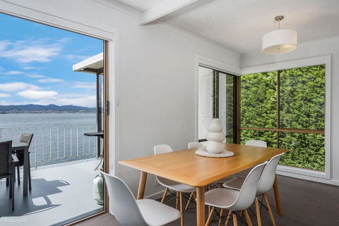 Sandy Bay Waterfront - Accommodation Gladstone 1