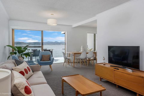 Sandy Bay Waterfront - Accommodation Gladstone 2
