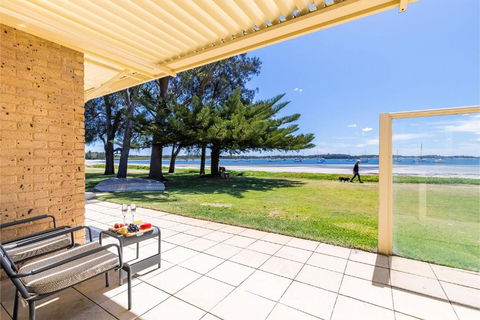 Sandy Beach House Corlette Unit 1 Waterfront WI-FI Aircon - Accommodation Gladstone 2