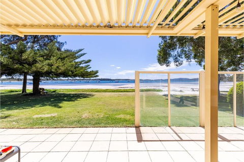 Sandy Beach House Corlette Unit 1 Waterfront WI-FI Aircon - Accommodation Gladstone 1