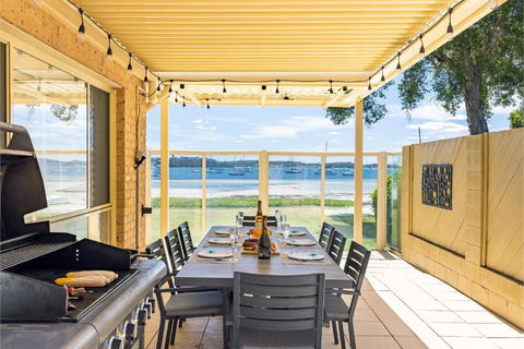 Sandy Beach House Corlette Unit 1 Waterfront WI-FI Aircon - Accommodation Gladstone 3