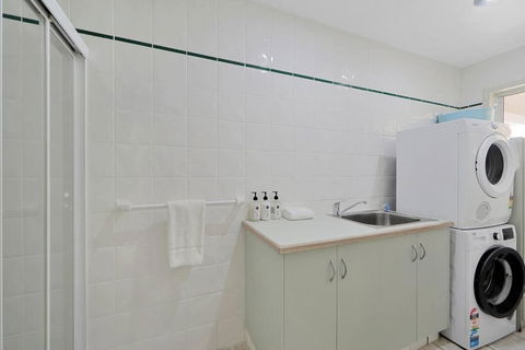 Sandy Cove @ Royle Palms - Accommodation Gladstone 2