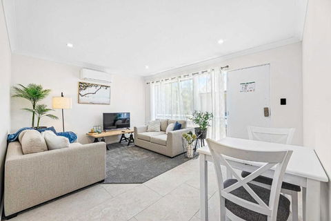 Sandy Shores Unit 3 - 150m Flat Walk To Beach - Accommodation Gladstone 0