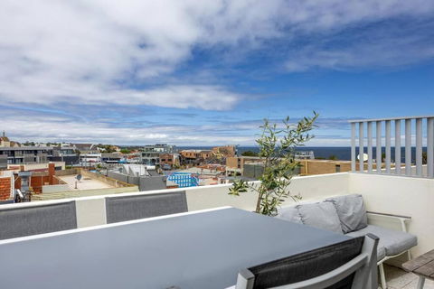 Sandy@Village - Newly Renovated + Bay Views - Accommodation Gladstone 1