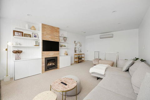 Sandy@Village - Newly Renovated + Bay Views - Accommodation Gladstone 2