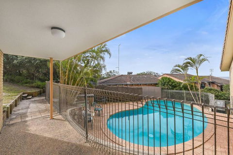 Sea Breeze - Blue Ocean Views & Pool - Accommodation Gladstone 1