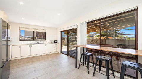 Sea Breeze Retreat - Beach Front - Accommodation Gladstone 1
