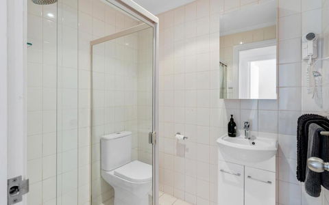 SEA BREEZE @ Smugglers Inn - Accommodation Gladstone 2