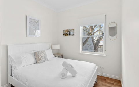 SEA BREEZE @ Smugglers Inn - Accommodation Gladstone 1