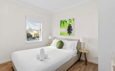 SEA BREEZE @ Smugglers Inn - Accommodation Gladstone 0