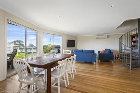 Sea Sunrise Ocean Views And Walk To Beach - Accommodation Gladstone 1
