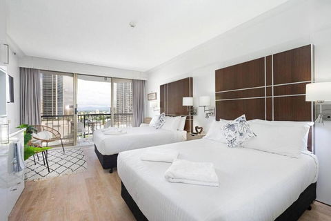 Sea Views At Central Surfers With Spa And Balcony - Accommodation Gladstone 1