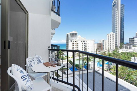 Sea Views At Central Surfers With Spa And Balcony - Accommodation Gladstone 3