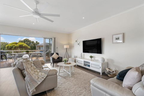 Seabreeze - 8A Charles - Luxury - Wi-Fi -Family - Accommodation Gladstone 0