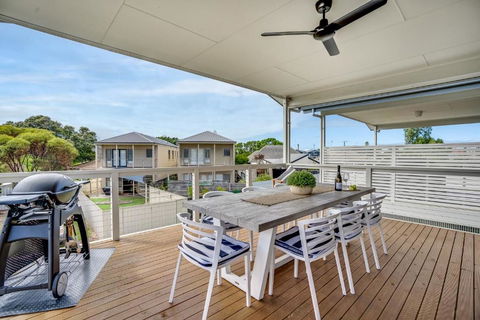 Seabreeze - 8A Charles - Luxury - Wi-Fi -Family - Accommodation Gladstone 1