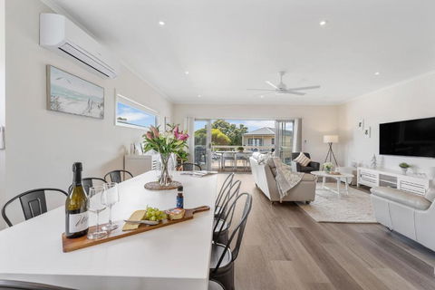 Seabreeze - 8A Charles - Luxury - Wi-Fi -Family - Accommodation Gladstone 3