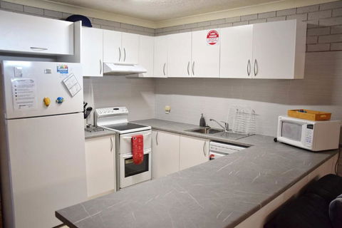 Seacrest 5 - Bring Your Own Linen. - Accommodation Gladstone 1