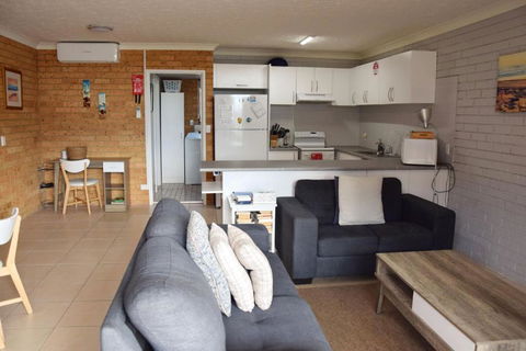 Seacrest 5 - Bring Your Own Linen. - Accommodation Gladstone 2
