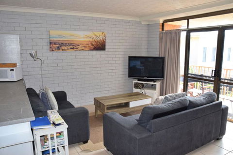 Seacrest 5 - Bring Your Own Linen. - Accommodation Gladstone 3