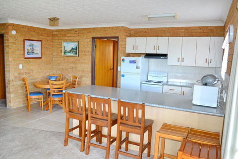 Seacrest Unit 1 - Bring Your Own Linen. - Accommodation Gladstone 2