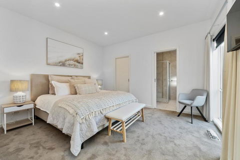 Seaford Luxe Beach House 2023 BDC Traveller Award Winner - Accommodation Gladstone 1