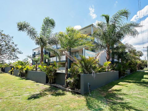 Shoal Bay Beach Apartments 18 Fantastic Air Conditioned Unit With A Pool And Lift - Accommodation Gladstone 0