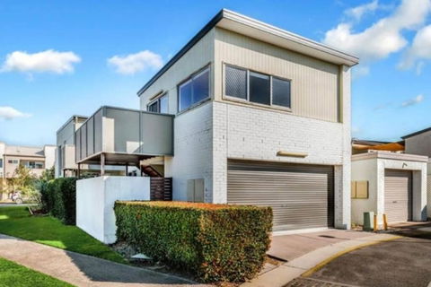 Self Contained Guest House - Sleeps 4 - Accommodation Gladstone 1