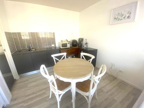 Self Contained Guest House - Sleeps 4 - Accommodation Gladstone 3