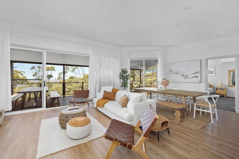 Seascape Retreat - Magnificent 5 Bedroom Home - Accommodation Gladstone 1