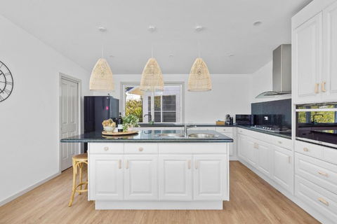 Seascape Retreat - Magnificent 5 Bedroom Home - Accommodation Gladstone 3