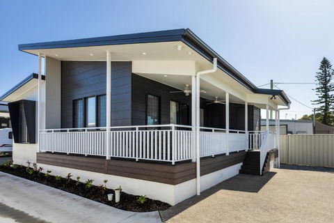 Shiraz At Marks Point Lovely 2-Bed Villa - Accommodation Gladstone 0