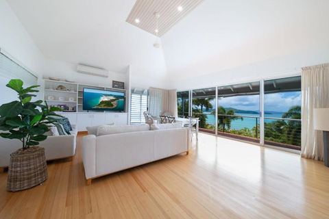 Seascape On Shutehaven - Whitsunday Views Holiday Home - Accommodation Gladstone 3