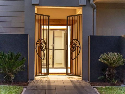 Seashells On Solander - Luxury 5 Bedroom Property - Accommodation Gladstone 1