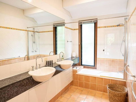 Seashells On Solander - Luxury 5 Bedroom Property - Accommodation Gladstone 3