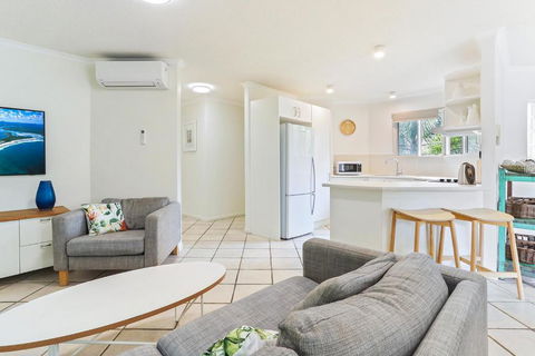 Seaside Apartment Minutes From Sunshine Beach - Accommodation Gladstone 3