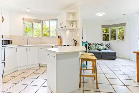 Seaside Apartment Minutes From Sunshine Beach - Accommodation Gladstone 1