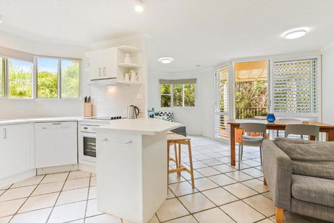Seaside Apartment Minutes From Sunshine Beach - Accommodation Gladstone 2