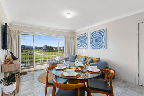 Seaside Escape - Stunning Vistas Over Towradgi Beach - Accommodation Gladstone 1