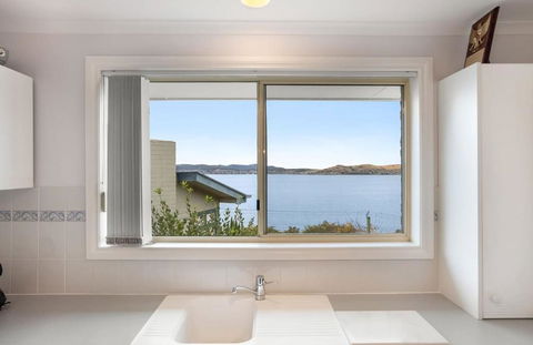 Seaside Serenity: Panoramic Waterfront Retreat - Accommodation Gladstone 0