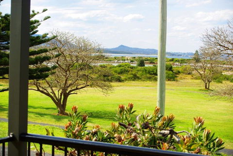 Seaview Beach House 1 - Accommodation Gladstone 1