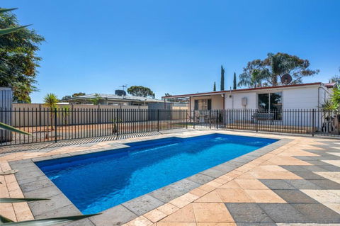 Secluded Oasis & Inground Pool - Accommodation Gladstone 0