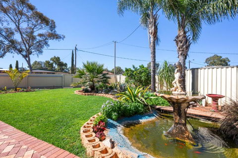 Secluded Oasis & Inground Pool - Accommodation Gladstone 2