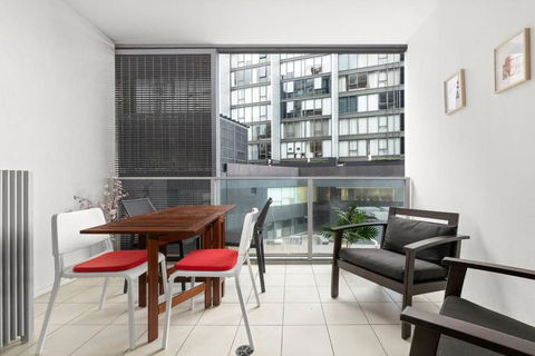 Secluded Surry Hills Escape With Private Balcony - Accommodation Gladstone 1