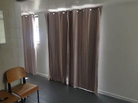 Self Contained Unit Upstairs - Accommodation Gladstone 3