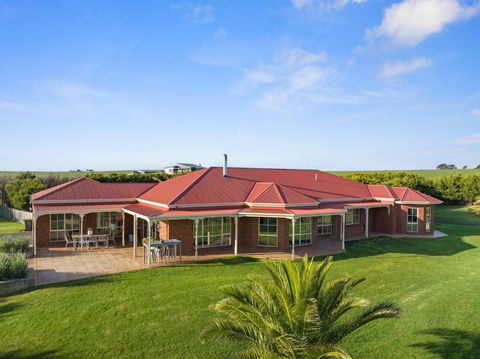 Serene Beach Haven: Sleeps 12 - Accommodation Gladstone 0