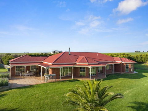 Serene Beach Haven: Sleeps 12 - Accommodation Gladstone 1
