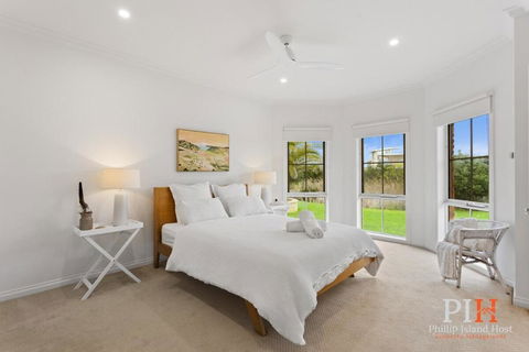 Serene Beach Haven: Sleeps 12 - Accommodation Gladstone 2
