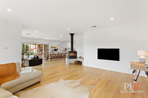 Serene Beach Haven: Sleeps 12 - Accommodation Gladstone 3