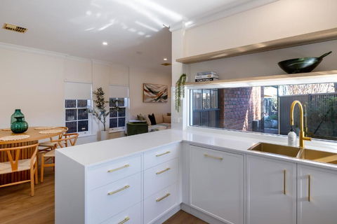 Serene Retreat On The City Fringe - Accommodation Gladstone 3